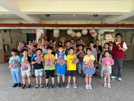 20250523財團法人白陽山慈善基金會端午節前夕贈送弱勢學生家庭素肉粽:LINE_ALBUM_20250523白陽山慈善基金會贈粽_250523_7